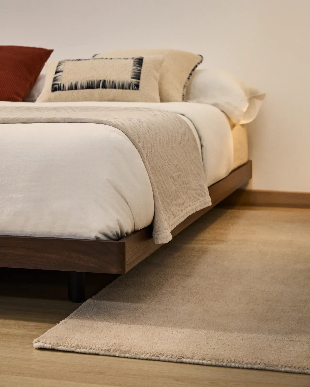 Unterbau Norlen aus Nussbaumfurnier mit dunklem Finish für Matratzen 180 x 200 cm FSC Mix Credit - Image 2