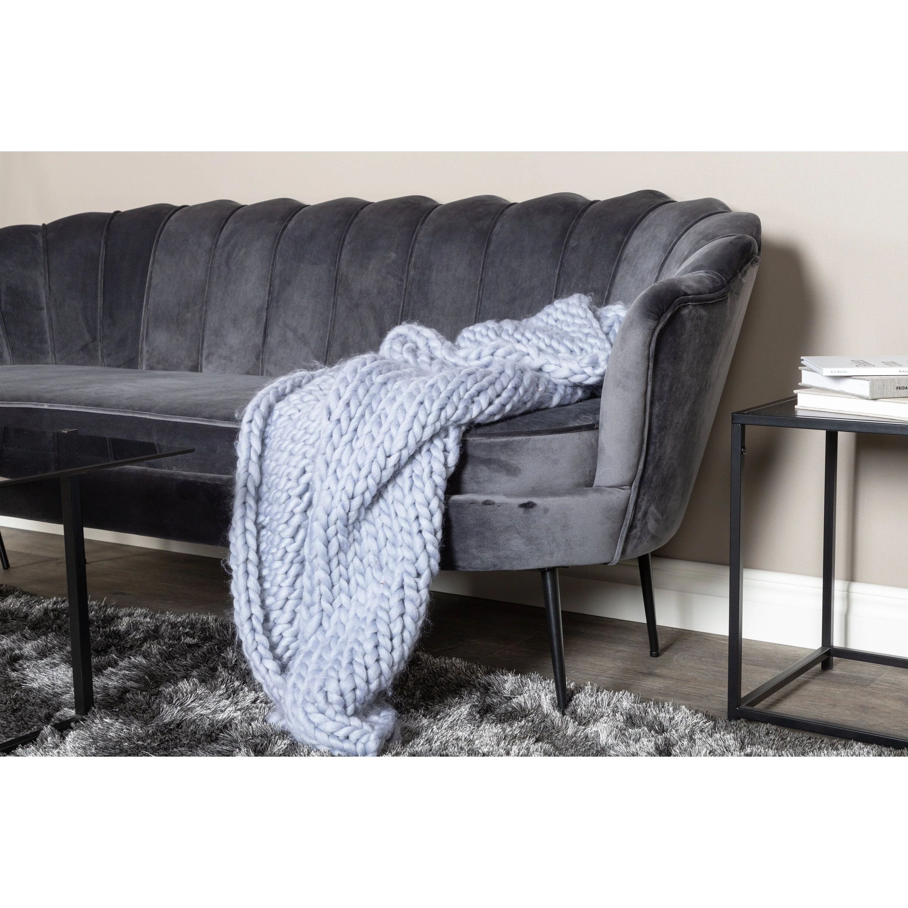Calais 3-Sitzer Sofa - Dunkelgrauer Samt - Schwarze Beine - Image 4