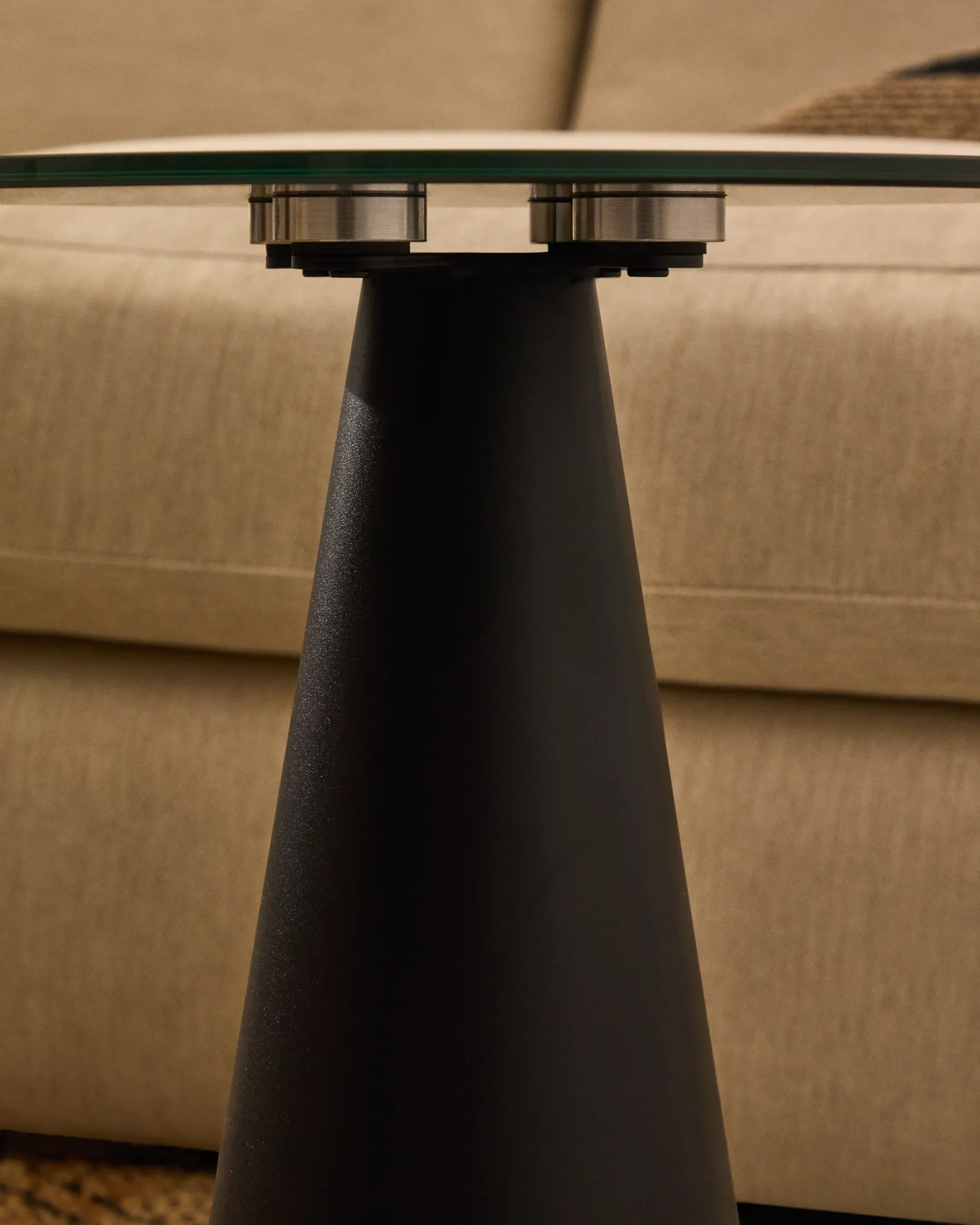 Wilshire Beistelltisch aus gehärteten Milchglas und Stahl matt schwarz lackiert Ø35 cm - Image 3
