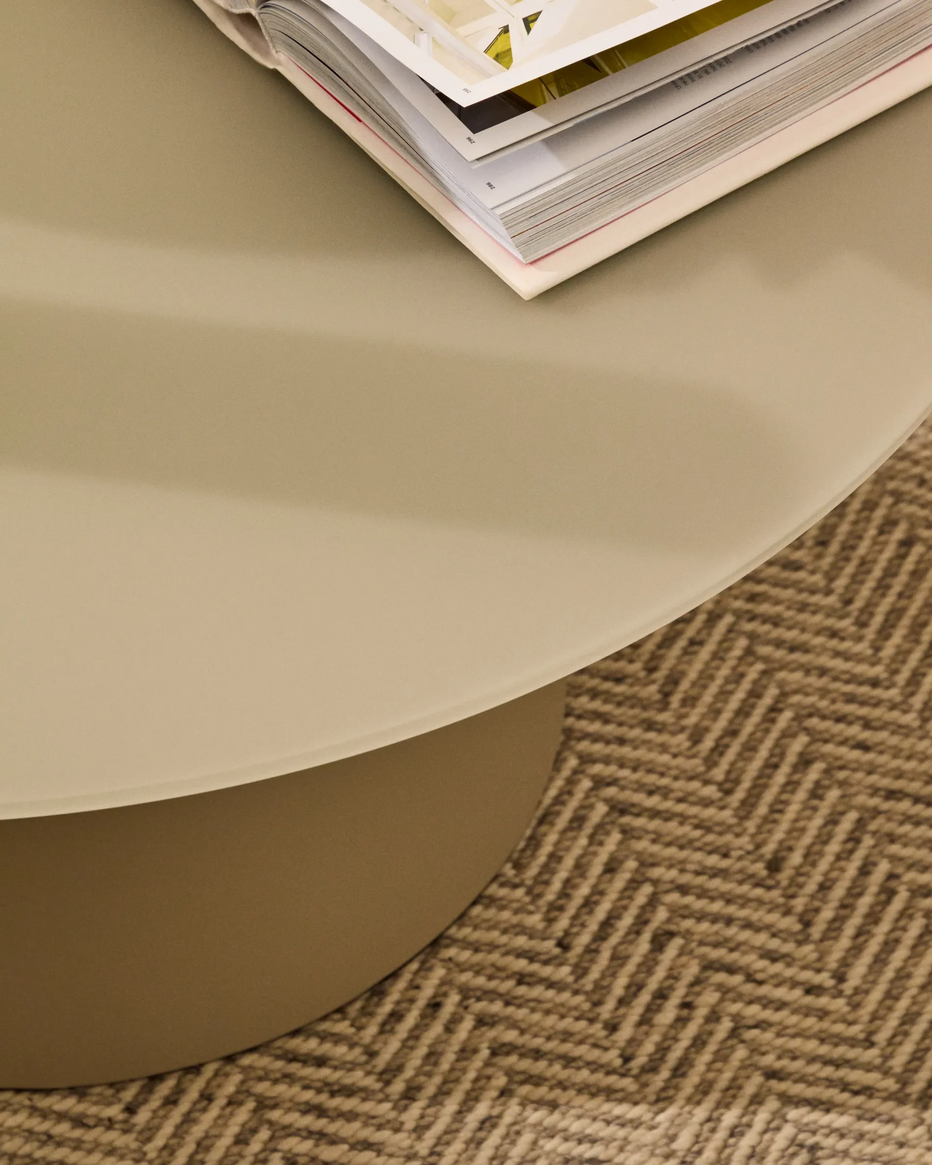 Wilshire Couchtisch aus gehärtetem Milchglas und Metall Ø 80 cm - Image 9