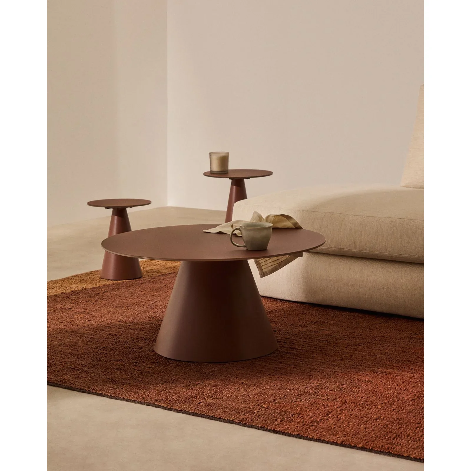 Wilshire Couchtisch aus gehärtetem Milchglas und Stahl matt terracottafarben lackiert Ø80 cm - Image 2